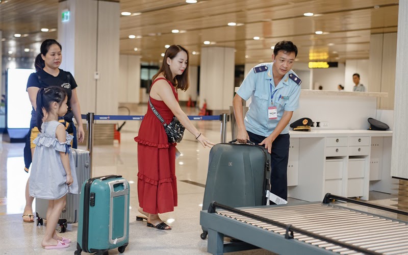 Kiểm tra mã số để tránh nhầm lẫn hành lý tại sân bay (Nguồn ảnh: Internet)